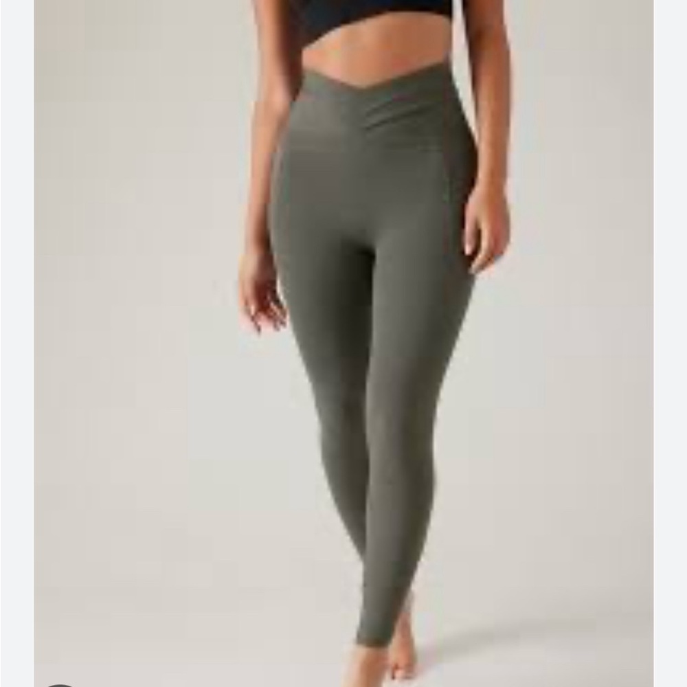 Athleta salutation stash wrap tight, size M, color: Hematite Grey